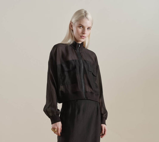 8pm - Stephanie Bomber